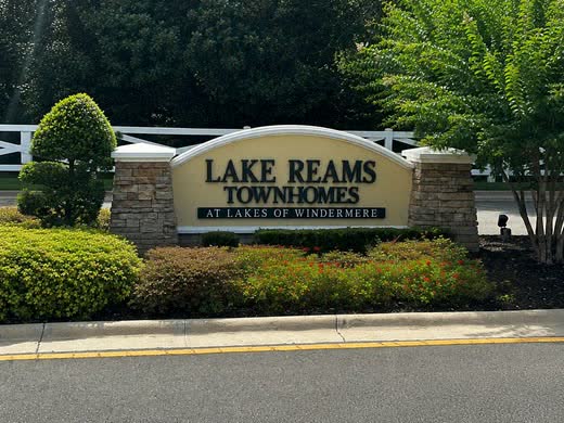 The entrance sign at Lake Reams Townhomes at Lakes of Windermere.
